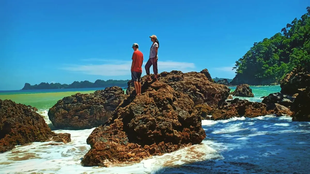 pantai kali apus malang - suasana pantai tropis indonesia dengan ombak