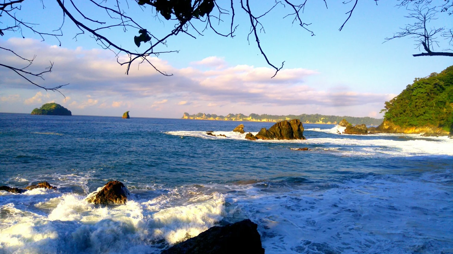 pantai kali apus malang selatan - garis pantai alami dan perbukitan