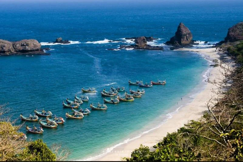 Pantai Tamban Malang - suasana pantai dan ombak di Malang Selatan